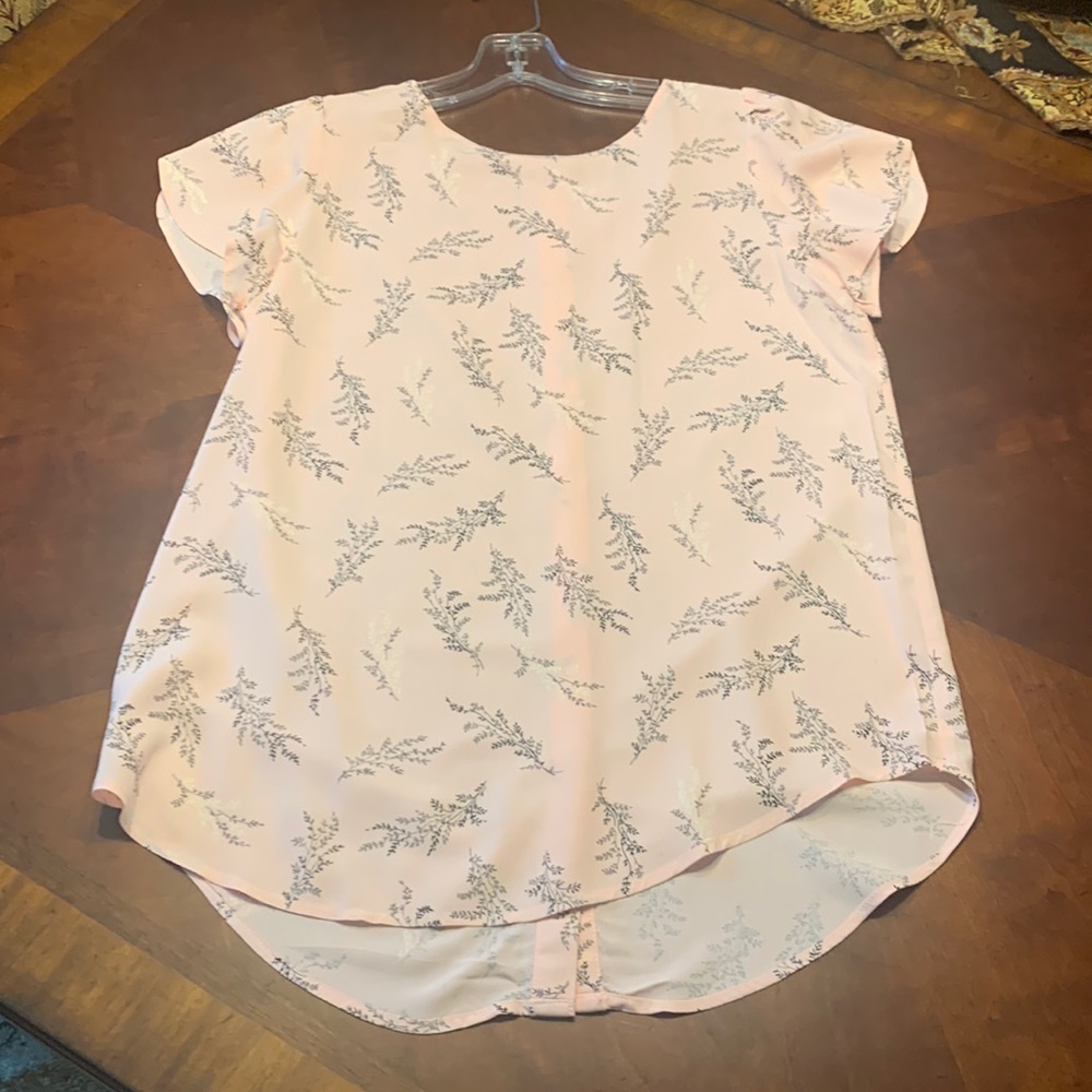 Loft- Classy pink blouse with a small grey and black print.Pairs well with grey
